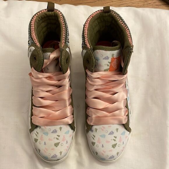 POPPY HIGH TOP SNEAKERS.  NEW - Picture 2 of 7